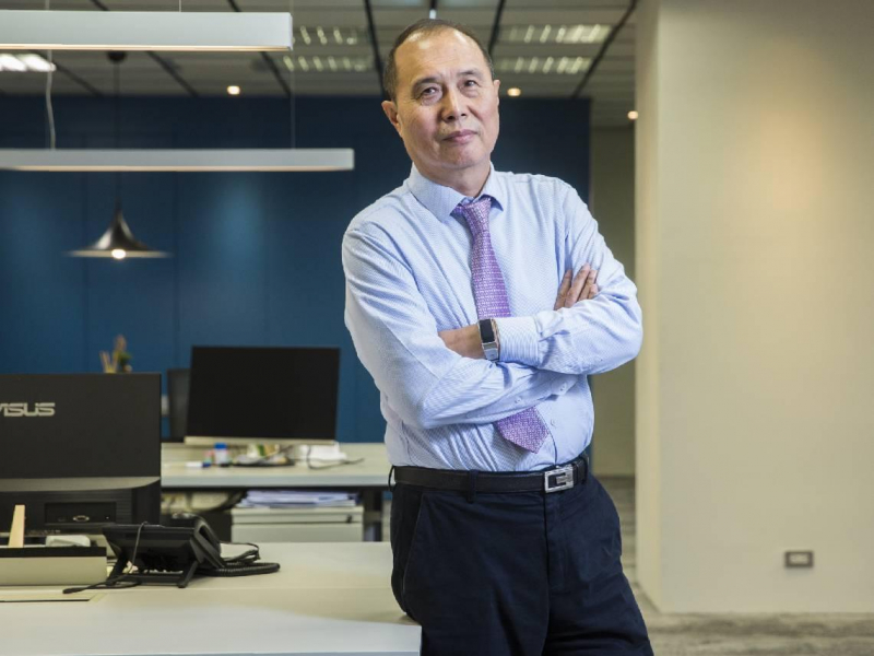  材料-KY重返千元，拆股後1張變10萬能搶進？去年賺8個股本、毛利率62.5%還能再衝？他揭買進「1關鍵」